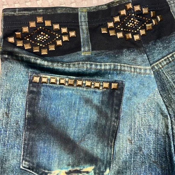 NWT Paris Angle Ripped Jean With Bedazzle Size Small - Picture 12 of 17